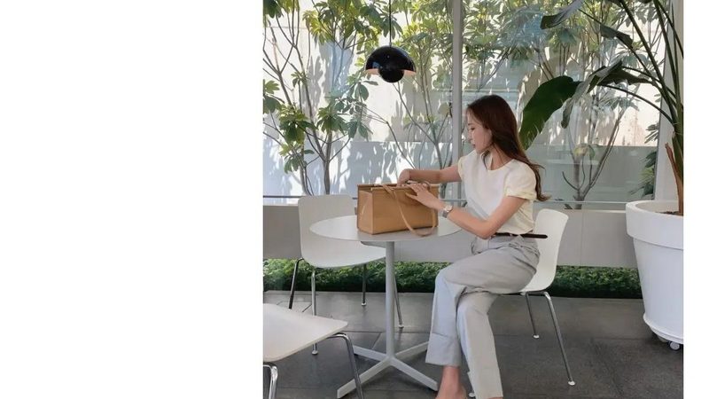 在挑选育儿嫂时，新手爸妈可以从以下几个方面进行考虑：